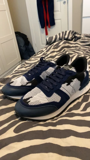 Valentino Rockrunner blå sneakers - Säljer ett par Valentino Rockrunner dom är i mycket bra skick ingår box 