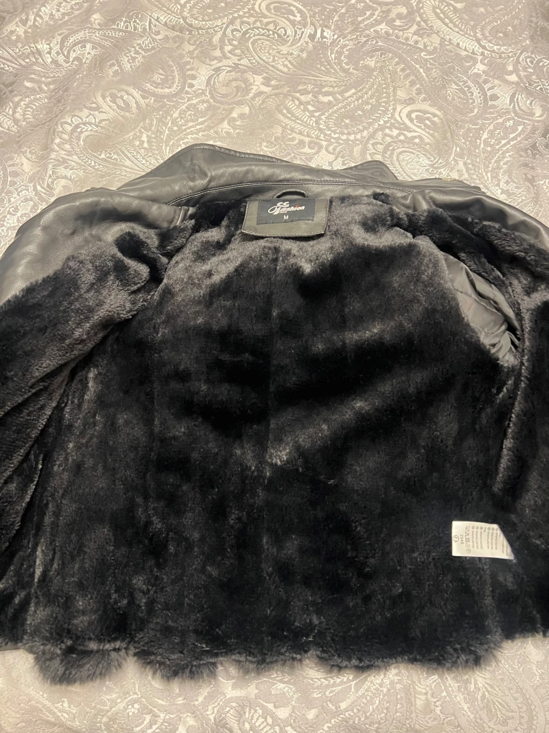 Svart skinnjacka med pälsdetaljer - 1