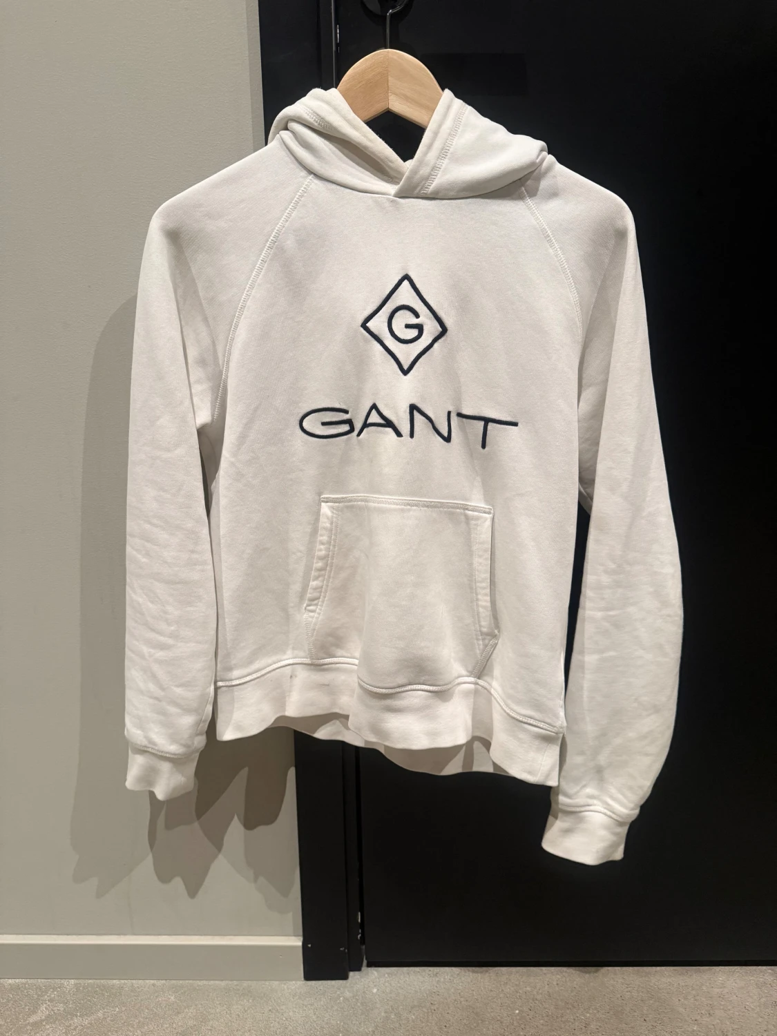 Vit hoodie från GANT med logga