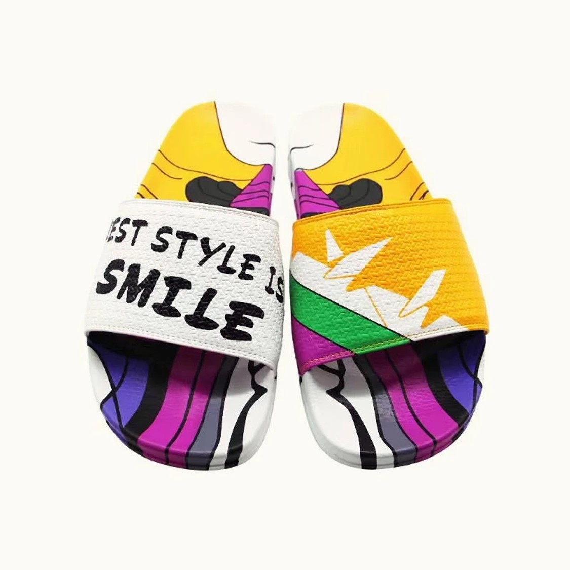 Färgglada sandaler med grafiskt tryck - 1