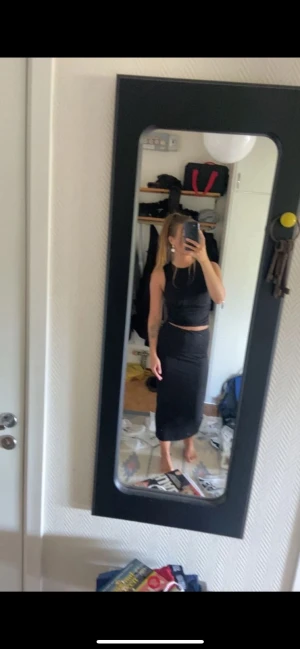 Svart långkjol i stretchigt material - Svart sett med tröja och kjol