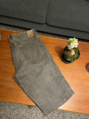 Grå straight jeans från Zara - Snygga grå jeans från Zara i modellen Nordics Straight. Klassisk femficksdesign med raka ben och normal passform. Jeansen är tillverkade i ett slitstarkt bomullsmaterial och har en neutral grå ton som passar till allt.