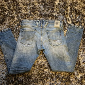 Replay Anabass jeans - Feta Replay jeans i storlek W32 L32 i den trendiga slim fit passformen.