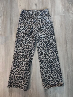 Leopard jeans GinaTricot - Jättefina leopard jeans från GinaTricot i storlek 36.                                                                     Jeansen är knappt använda så dom är i väldigt fint skick men tecken på användning finns nere vid byxbenets slut, men inget som syns om man inte kollar igenom byxorna väldigt nära och noga🥰 