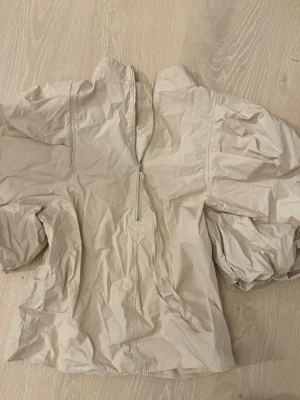 Blus/topp - Så cool!  Osäker på storlek då det inte finns lapp i men sitter bra på mig som vanligtvis har S/36