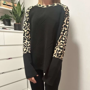 Svart tröja med leopardärmar - Säljer en svart långärmad tröja med breda ärmar i leopardmönster🫶🏻