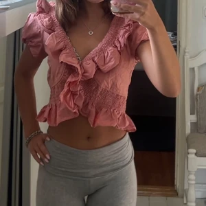 Rosa volangblus  - En supersöt rosa Noa Noa blus som tyvärr är lite för stor på mig 💕 