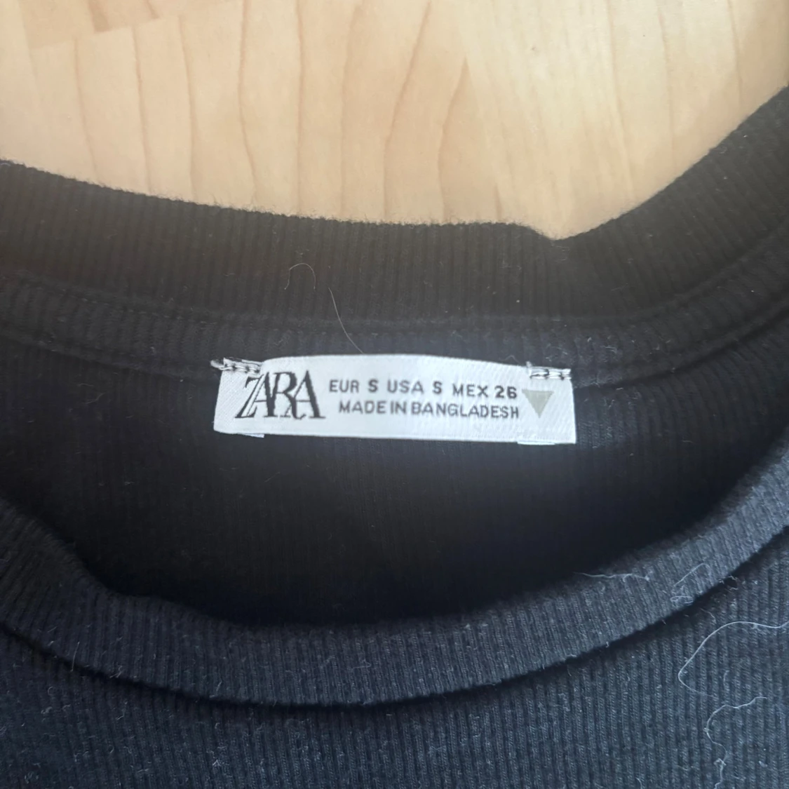 Svarta volangtoppar från Zara & Only Young - 2