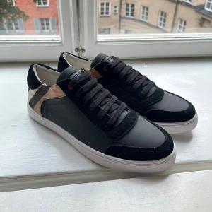 Burberry checked sneaker - Säljer ett par burberry sneakers i size 44. Grymt skick, använda 2 gånger.