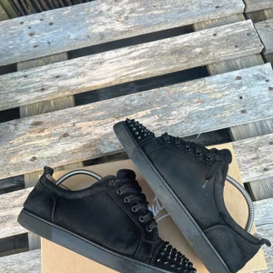 Christian Louboutin - Fina christian louboutin till salu i storlek 43 nu tillgängliga för dnabb affär! 