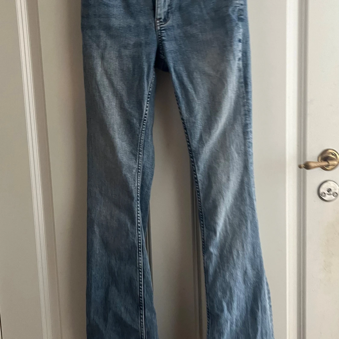 Bootcut jeans från Gina Tricot, ljusblå