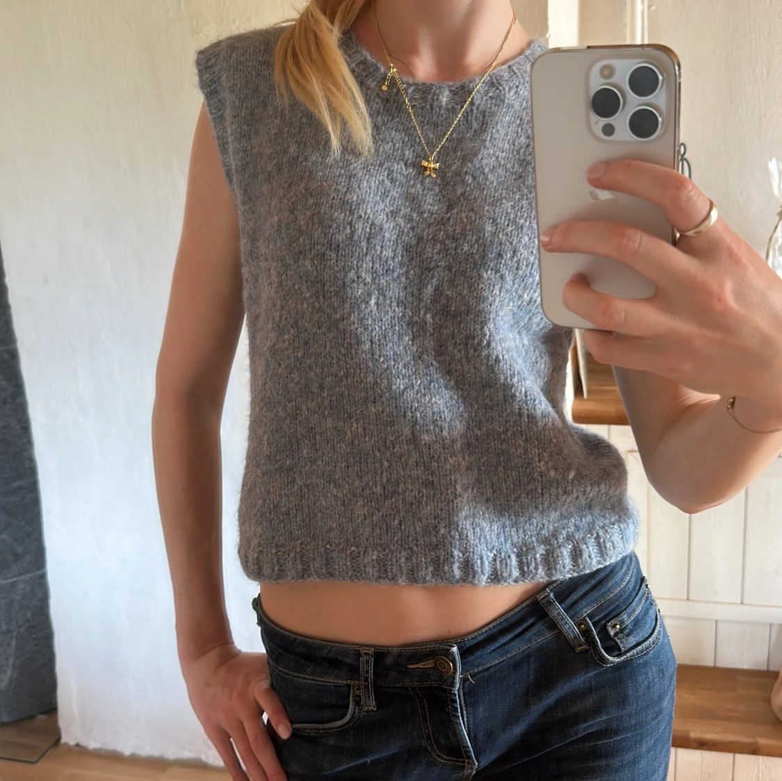 Gråblå stickad väst