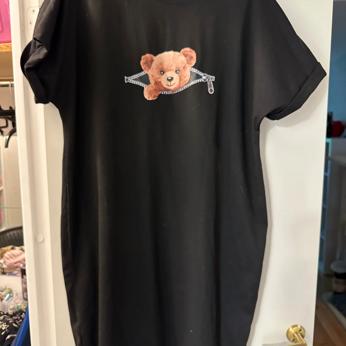 Svart t-shirtklänning med nalle från SHEIN strl: L