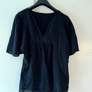 Svart blus med v-ringning - En svart blus från H&M sjukt fin, lappen är tyvärr borta men den är från H&M. Har använt den litegrann men fortfarande väldigt fint i skick