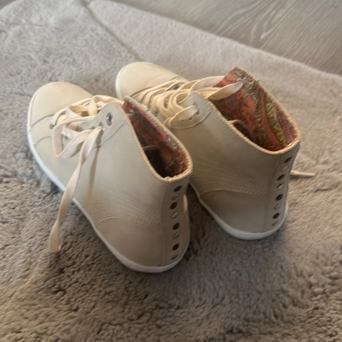 Beiga höga sneakers med mönstrat foder strl 37/38