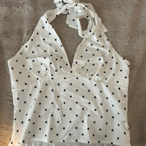 Vit prickig halterneck topp  - Superfin fest topp, säljer då jag råka köpa två stycken💕