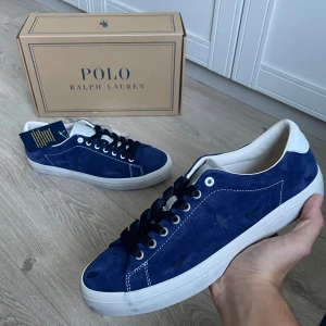 Polo Ralph Lauren skor - Säljer ett par riktigt snygga Ralph Lauren skor | Skorna är helt nya och har alla tags/skosnören fast på skon och har därmed aldrig använts | Storlek: 42 | Nypris: 1500kr, vårat är 649kr| Skriv gärna vid intresse! 