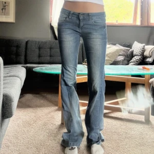Blå low waist bootcut jeans  - Snygga blå jeans från me&i.  Utsydda. Midjemått tvärsöver: 37cm, innerbenslängd: 84cm. Vid fler frågor /bilder kom privat.