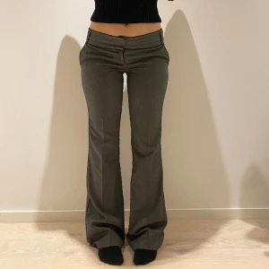 Lågmidjade kostymbyxor - Så snygga kostymbyxor som är bootcut med lågmidja. Nyskick, inga defekter alls!! Midjemått 40,5 Innerbenslängd 81cm( köpte dessa på plick för 600kr men har tyvvär aldrig kommit till användning av dom💗💗)