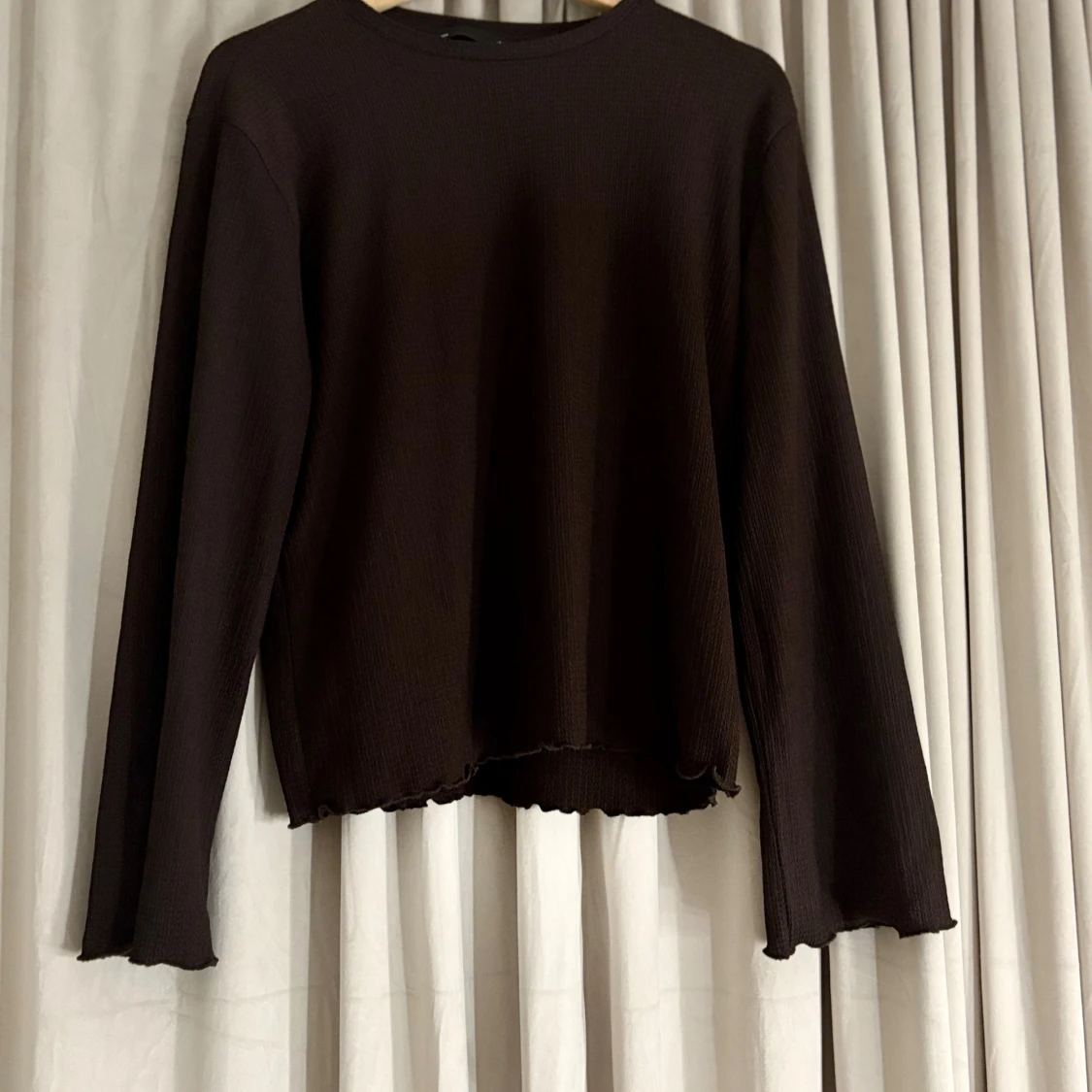 Brun långärmad topp med vågig kant