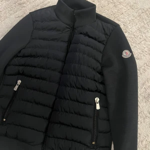 Svart från Moncler - Snygg svart cardigan från Moncler, Pris kan diskuteras 💯🤝🏼