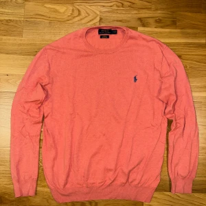 Polo Ralph Lauren Tröja - Polo Ralph Lauren tröja i rosa! Mycket bra skick, inga skador eller fel - nästan som ny. Självklart äkta och har endast använts under finare tillfällen 🤝 skriv gärna vid vad som! 
