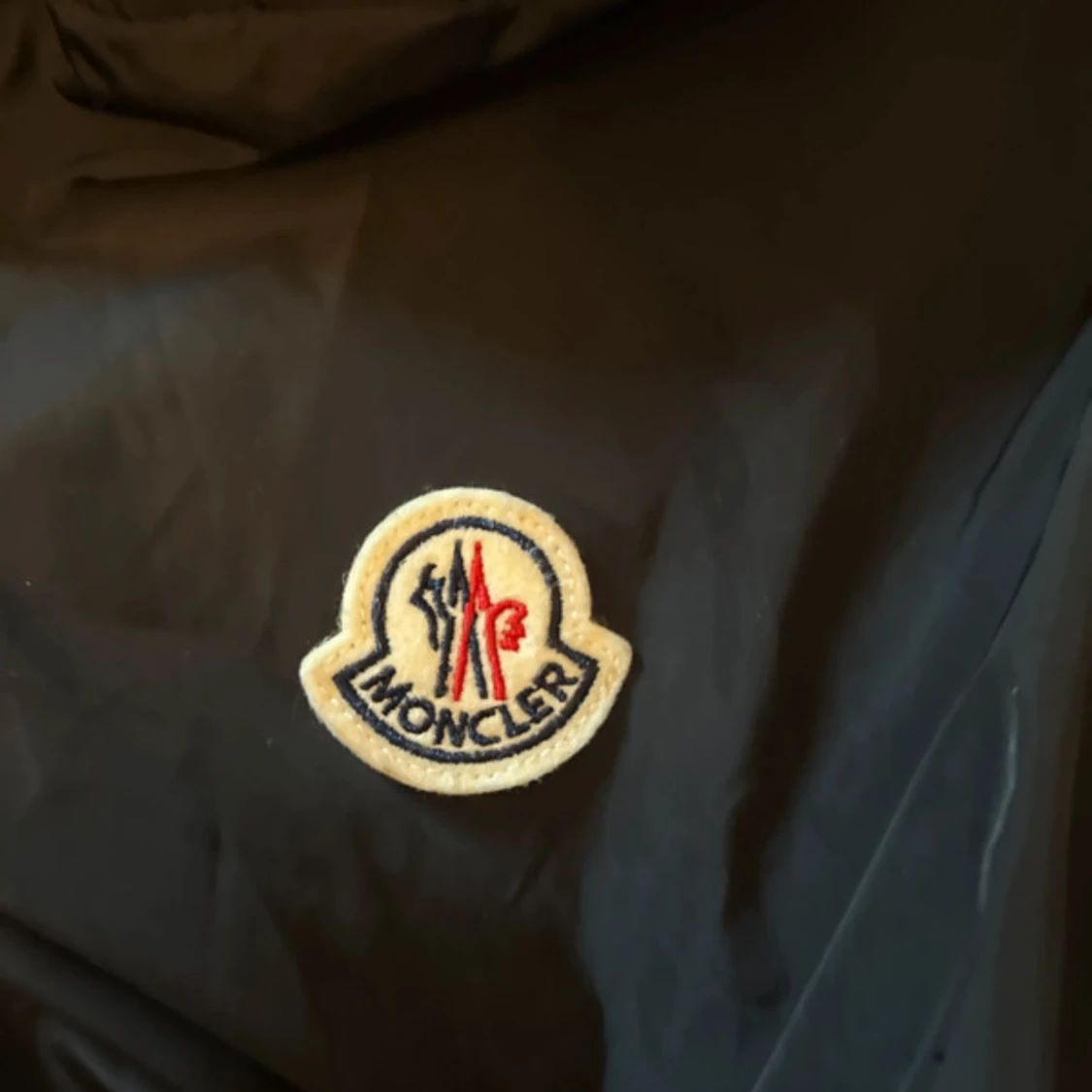 Svart vindjacka från Moncler med huva - 4