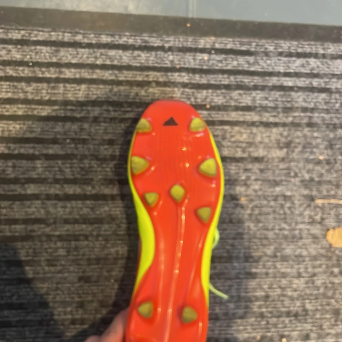 Adidas fotbollsskor i neon och rött - 3