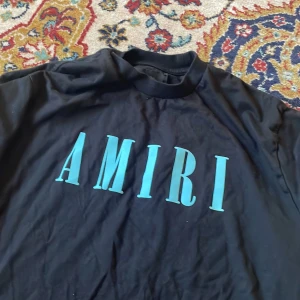 amiri tshirt - helt vanlig svart tshirt med amiri på framsidan, står inget på baksidan så fråga inte om bilder snälla! garanterar inte äkthet, passar m och s