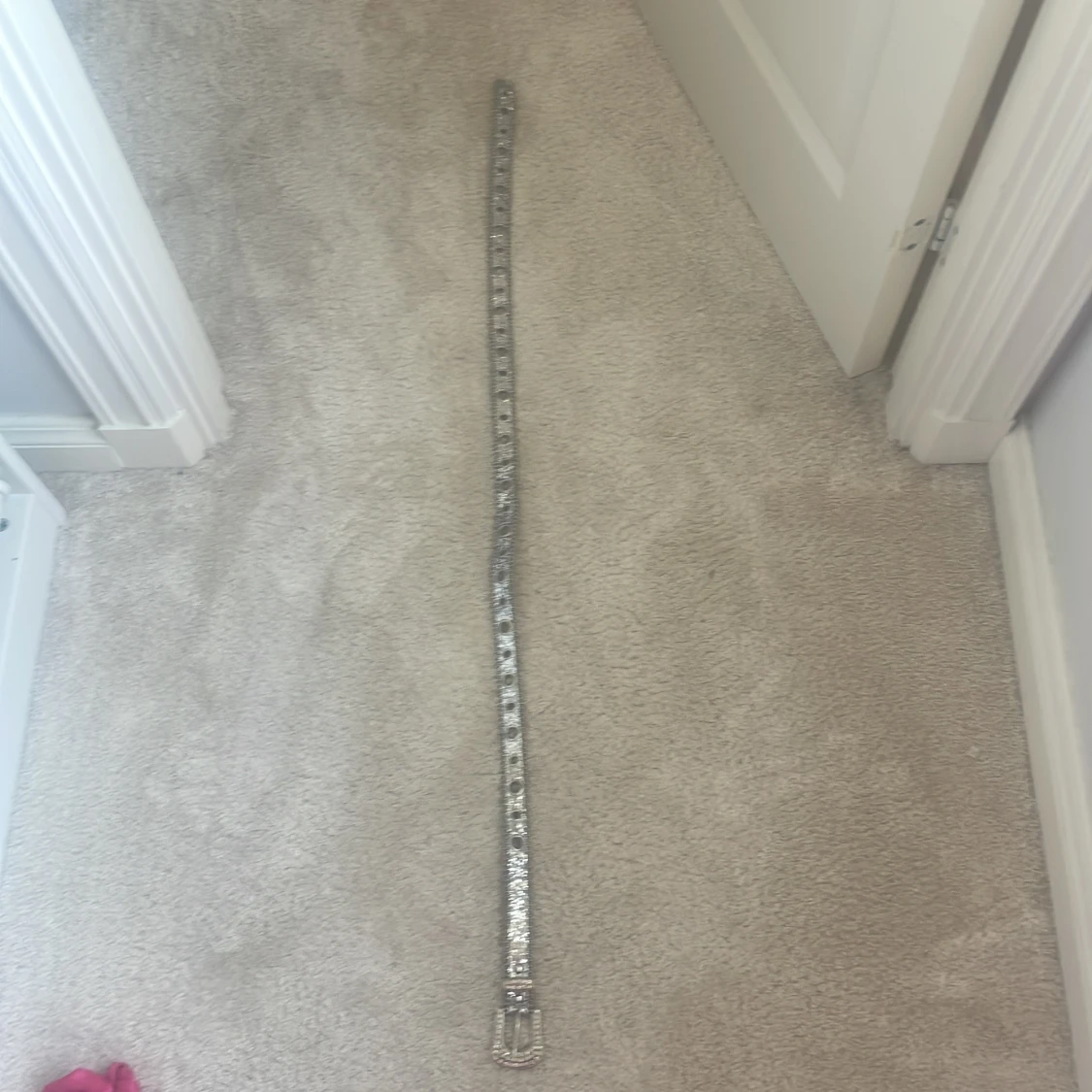 Glittrigt silverbälte med nitar - 2