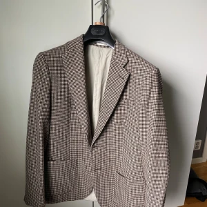 Kavaj ifrån MQ - Säljer en rutig kavaj ifrån MQ. Sparsamt använd och väldigt gott skick. Storlek 50. Skriv för mer info!