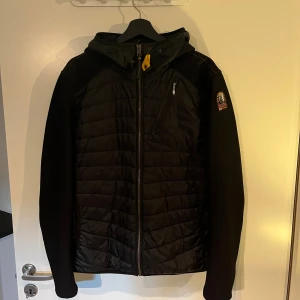 Svart hybridjacka från Parajumpers - Svart hybridjacka från Parajumpers i storlek L. Använd fåtal gånger, mycket bra skick. Ny pris 4000, säljes för 1500. 