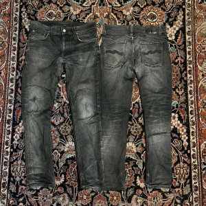 Vintage nudie jeans - Sjukt snyggt tvättade nudie jeans med coola lagningar. De finns lagningar i skrevet men dem synes inte så mycket när man går och sen hål vid benet där bak men de går att laga gratis på nudies affär. Modellen är Lean Dean vilket har en slim passform. Midja:41cm  Längd: 95cm Benöppning: 15,5cm
