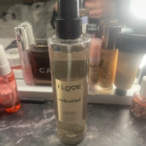 I Love Celestial Body Mist - Celestial Perfume Body Mist från I Love. Volym: 200 ml. En body mist som ger en fräsch känsla och passar perfekt för dig som vill ha något lätt och uppfriskande i vardagen.