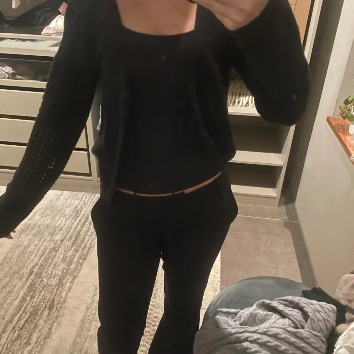 Svart stickad kofta med hålmönster