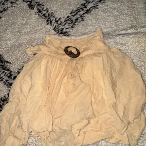 Beige kjol - Beige kjol köpt i Sydafrika. Bra skick använd 2 gånger. Storlek: S
