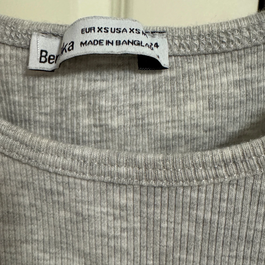 Grå ribbad t-shirt från Bershka - 1