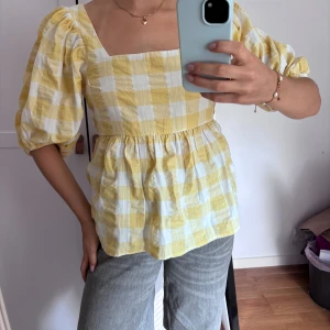 Nakd rutig blus med rosett  - Såå söt