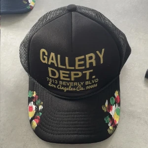 Svart gallery dept keps - Säljer denna ritkgit snygga svarta gallery dept kepsen som är perfekt nu till hösten, bara höra av sig vid funderingar 