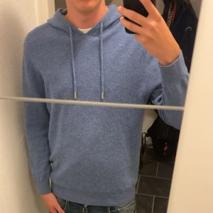 Merinoull Hoodie - Säljer denna snygga blåa hoodien i merinoull! Den är väldigt bekväm och har en bra passform. Modellen på bilden är ca 185 men den kan passa någon kortare också‼️Tveka inte på att skriva om du har några frågor eller funderingar💯