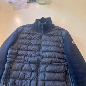 Moncler Cardigan Tricot – Strl M - Säljer en Moncler Cardigan Tricot i storlek M. Skick bedöms till ca 7.5–8/10, normalt använd men i fint skick. Moncler-hängtag saknas men annars komplett. Köpt på NK för ca 2 år sedan. Nypris ligger runt 10 000–13 000 kr beroende på butik och säsong. Endast jackan tillkommer, inget OG.  Mitt pris: 4 900 kr Kan tänka mig att gå ner något vid en snabb & smidig affär. 