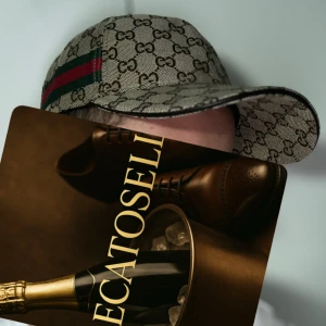 Printed Khaki Gucci keps med GG-mönster och röd/grön detalj - Snygg keps från Gucci i beige och brunt med klassiskt GG-monogram över hela kepsen.