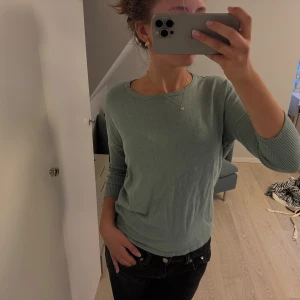 Grön stickad tröja från Saint Tropez - Mjuk ljusgrön stickad tröja från Saint Tropez i storlek XS. Tröjan har rund halsringning och ribbade trekvarts ärmar som ger en snygg detalj. Perfekt för vår och höst. Säljer för att den ej kommer till användning!