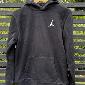 Jordan hoodie  - Jag säljer en svart Jordan hoodie i storleken 163 - 175 cm. Det är XL i barnstorlek men motsvarar XS i vuxen storlek. Tröjan är i bra skick endast använd fåtal gånger!   