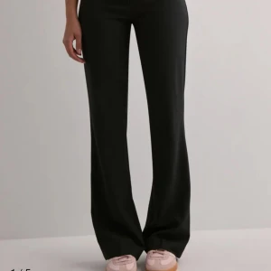 Svarta bootcut kostymbyxor med låg midja - Snygga svarta kostymbyxor från Nelly!! Är jätte snygga men var för små för mig! Ny med prislapp på! 