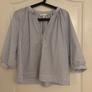 Hm blus  - Blus från H&M! Strl S, använd fåtal gånger men säljer nu inför hösten, jättefin och jättefint skick ut över det, inga defekter osv! 