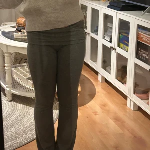 Grå yogapants Gina tricot  - Gråa yogapants från Gina Tricot. Byxorna är tillverkade i mjukt bomullsmaterial och är mer ribbade än vanliga yogapants( mycket sköna)❤️