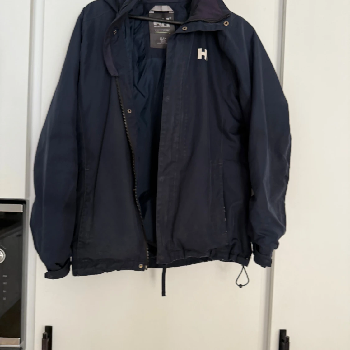 Marinblå vindjacka från Helly Hansen