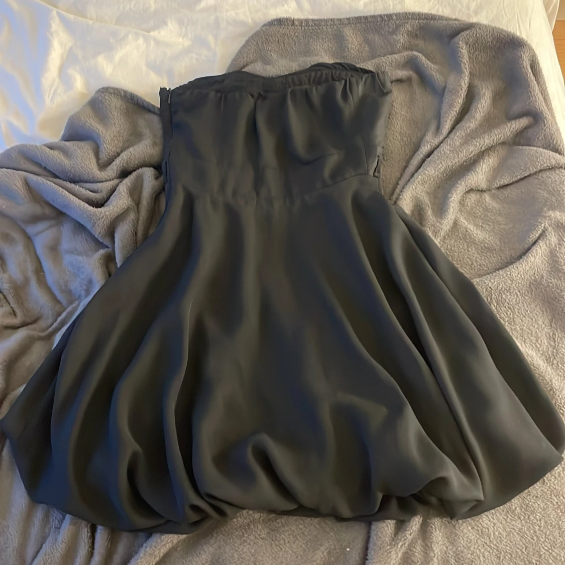 Svart axelbandslös klänning från ASOS - 1