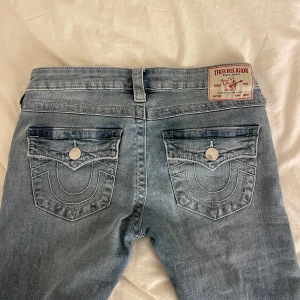 True Religion jeans i ljusblå tvätt - Säljer ett par True Religion jeans i ljusblå tvätt. Säljer dom på grund av att dom inte används💕 Ordinarie pris 1 299kr.